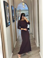 VESTIDO CASTANHO COM COSTAS DRAPEADAS E CORRENTES DOURADAS RINASCIMENTO
