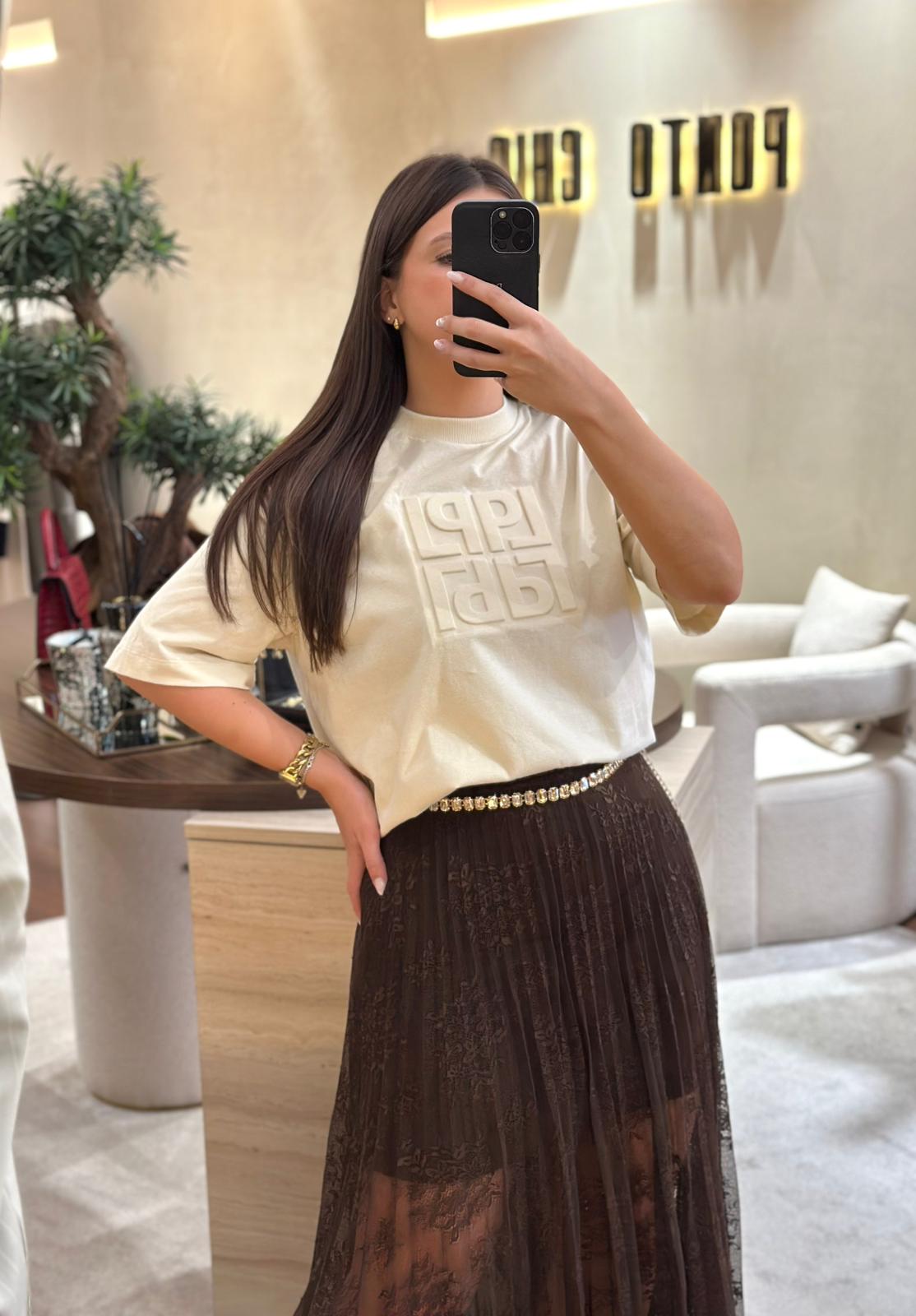 WhatsApp Image 2025-10-10 at 15.27.57 (3) T-SHIRT BEGE COM LOGÓTIPO EM ALTO-RELEVO LANÇA PERFUME - Image 1