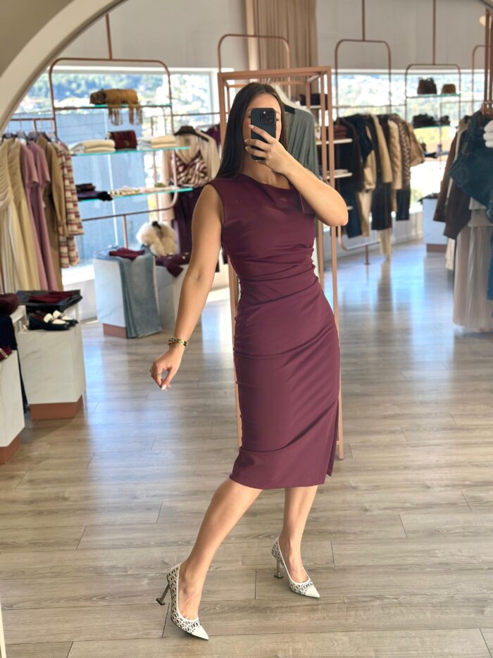VESTIDO BORDO COM DRAPEADO E LAÇO NO OMBRO RINASCIMENTO - Image 1
