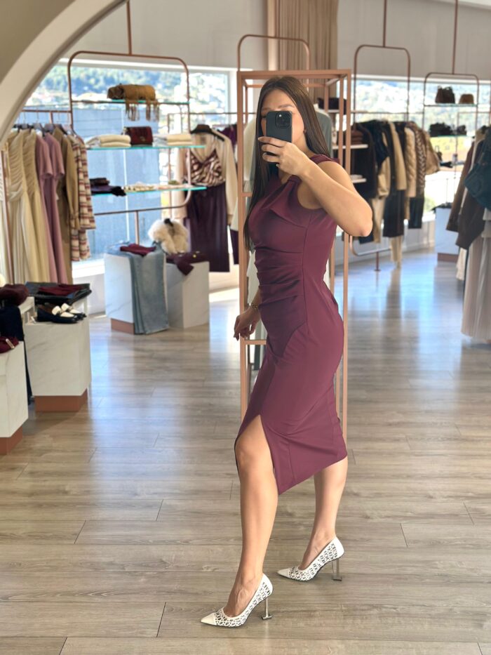 VESTIDO BORDO COM DRAPEADO E LAÇO NO OMBRO RINASCIMENTO - Image 3