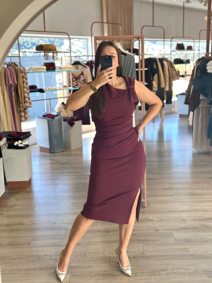 VESTIDO BORDO COM DRAPEADO E LAÇO NO OMBRO RINASCIMENTO - Image 2