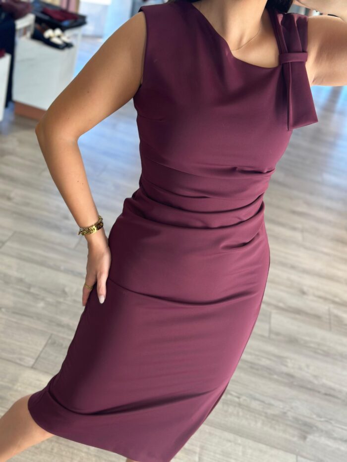 VESTIDO BORDO COM DRAPEADO E LAÇO NO OMBRO RINASCIMENTO - Image 4