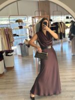 VESTIDO CASTANHO ACETINADO COM DECOTE DRAPEADO E CINTO RINASCIMENTO