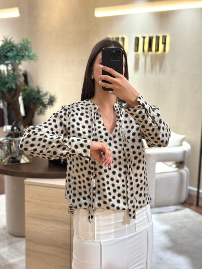 BLUSA BEGE COM ESTAMPA PRETA RINASCIMENTO - Image 4