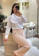 BLUSA BRANCA COM DETALHE DE ROSA RINASCIMENTO