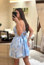 VESTIDO AZUL COM PADRÃO FLORAL RINASCIMENTO - Image 4