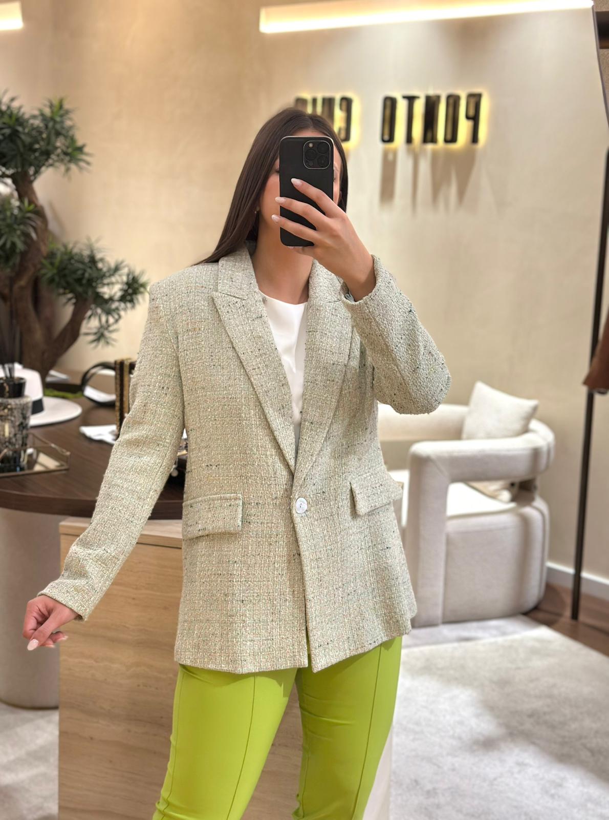 WhatsApp Image 2025-10-16 at 12.08.42 BLAZER CURTO TWEED VERDE MENTA RINASCIMENTO - Image 1