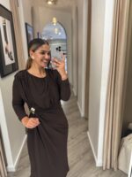 VESTIDO CASTANHO DRAPEADO COM DETALHE DOURADO PONTO CHIC - Image 4