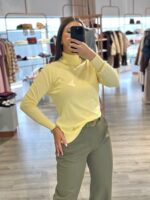 CAMISOLA AMARELO MANTEIGA COM GOLA ALTA RUGA