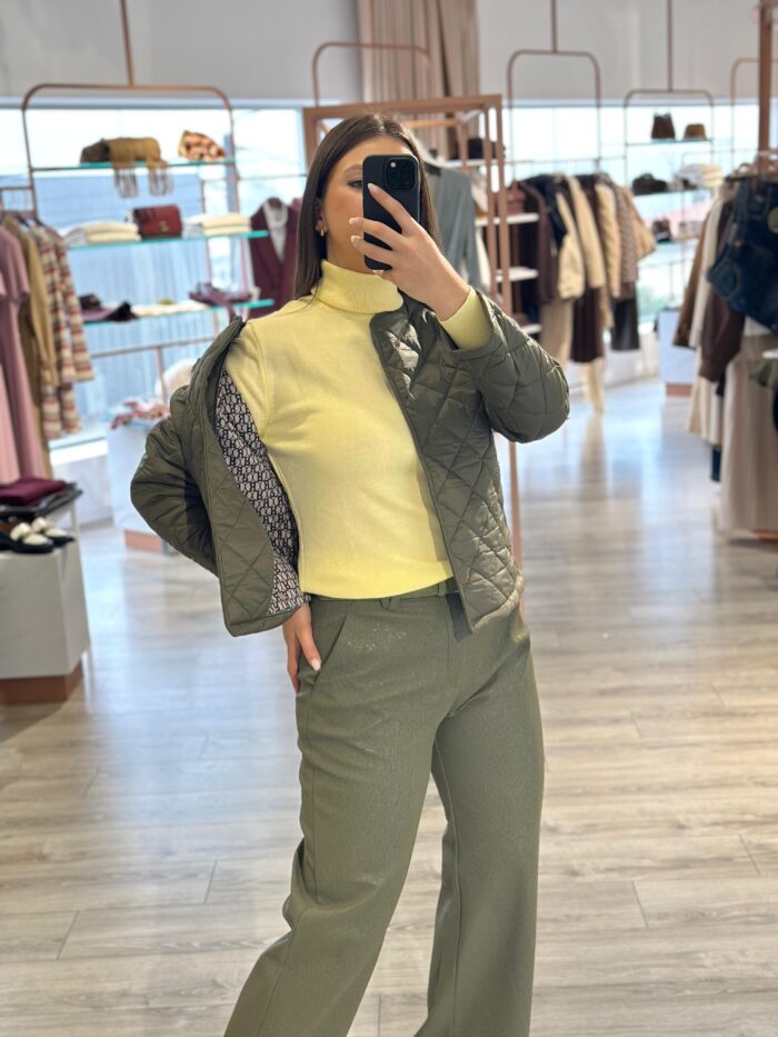 CAMISOLA  AMARELO MANTEIGA COM GOLA ALTA  RUGA - Image 3