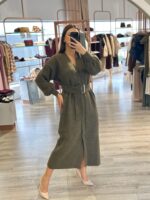 VESTIDO CASACO KAKI COM CINTO E MANGAS ABALONADAS RUGA