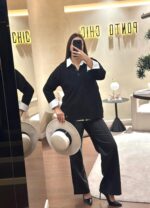 CAMISOLA PRETA COM BOTÕES E GOLA CLÁSSICA RUGA