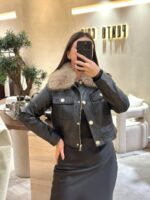 CASACO PRETO EM PELE SINTÉTICA COM GOLA DE PELO PONTO CHIC