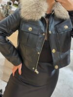 CASACO PRETO EM PELE SINTÉTICA COM GOLA DE PELO PONTO CHIC - Image 3