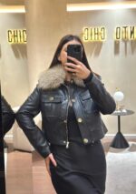 CASACO PRETO EM PELE SINTÉTICA COM GOLA DE PELO PONTO CHIC - Image 2