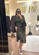 VESTIDO VERDE FLORAL COM ESTAMPADO CASTANHO E DETALHE DRAPEADO SAHOCO