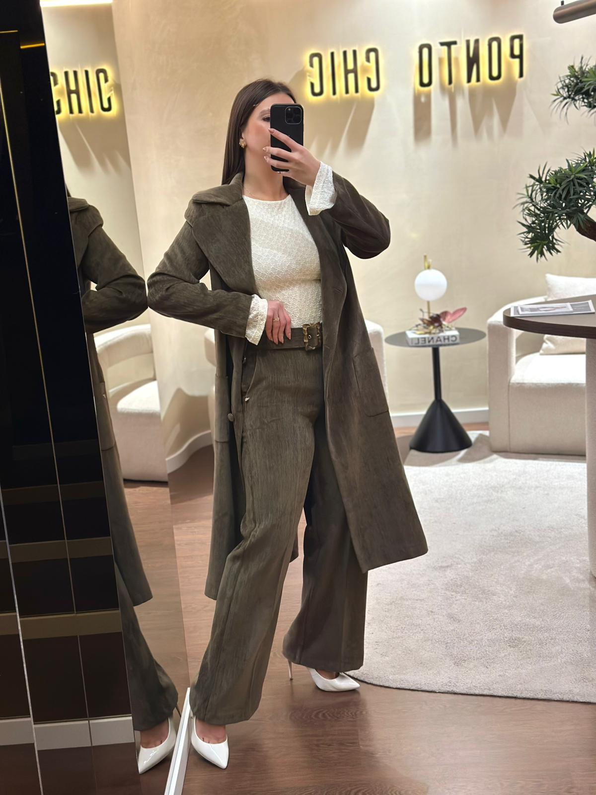 WhatsApp Image 2025-10-27 at 18.48.01 (2) CALÇAS BOMBAZINE CASTANHAS COM DETALHE NO CINTO MISS YOU - Image 1