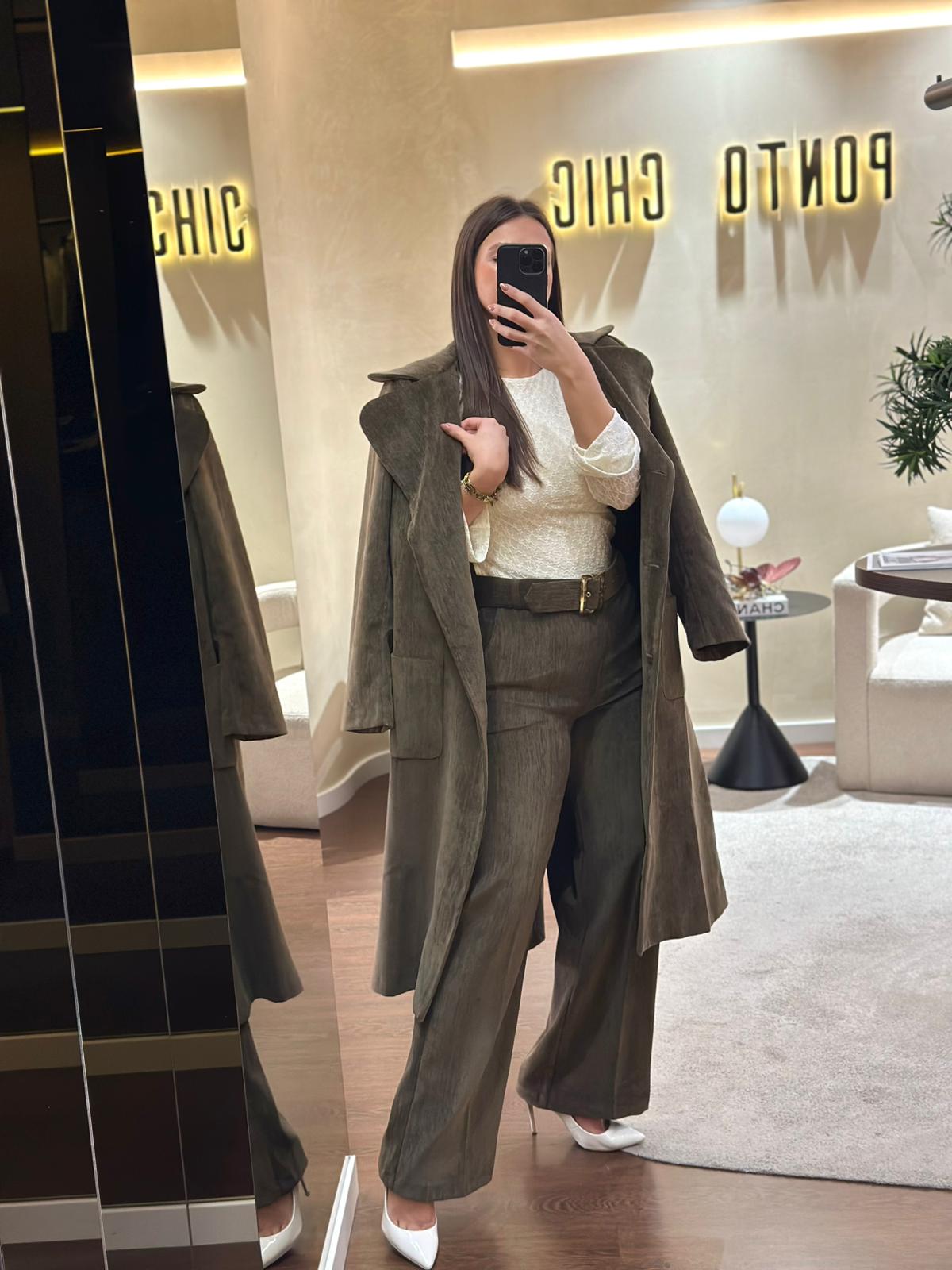 WhatsApp Image 2025-10-27 at 18.48.04 (1) CALÇAS BOMBAZINE CASTANHAS COM DETALHE NO CINTO MISS YOU - Image 2