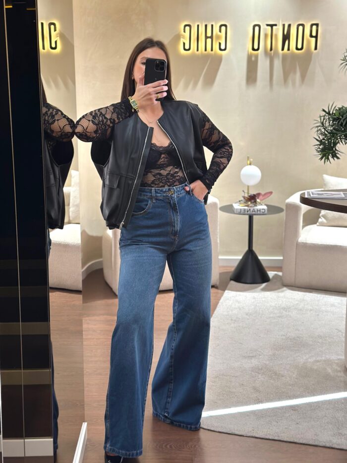 CALÇAS DE GANGA AZUL MÉDIO WIDE LEG COM PATCH PRETO LANÇA PERFUME - Image 1