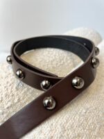 CINTO CASTANHO COM TACHAS METÁLICAS SAHOCO