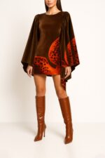 VESTIDO VELUDO CASTANHO COM ESTAMPA ARTÍSTICA SAHOCO
