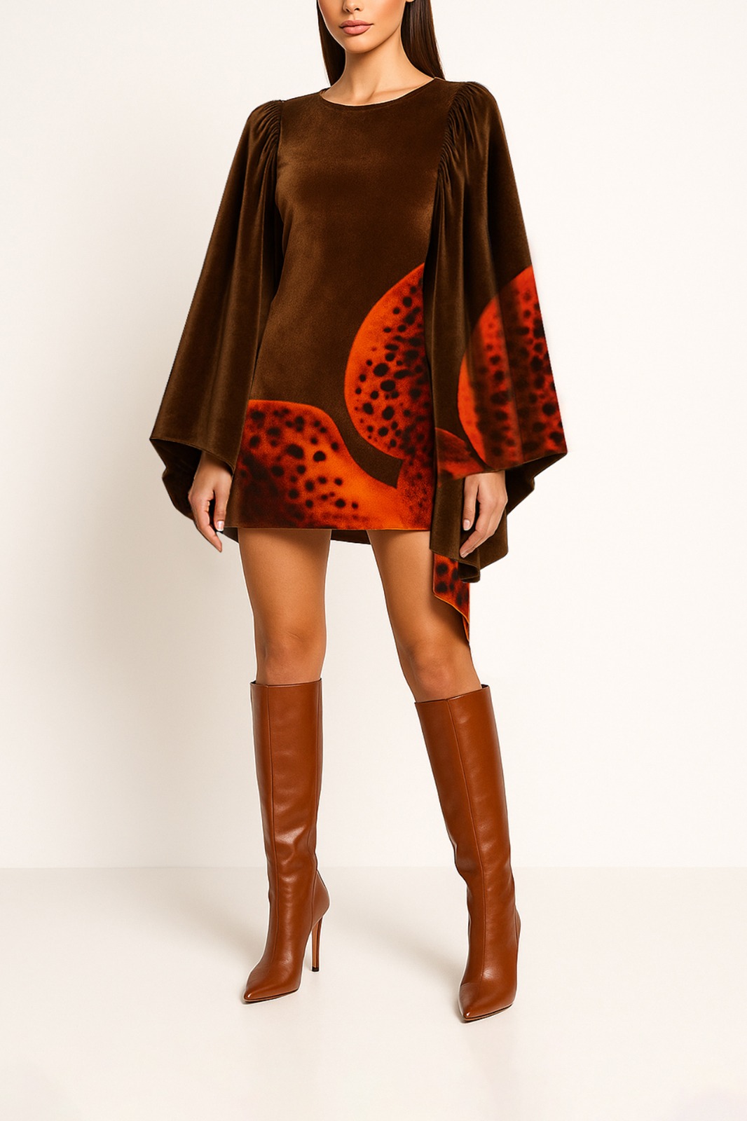 WhatsApp Image 2025-10-29 at 16.19.08 (1) VESTIDO VELUDO CASTANHO COM ESTAMPA ARTÍSTICA SAHOCO - Image 1