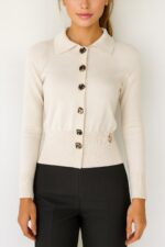 CASACO DE MALHA BRANCO COM BOTÕES DOURADOS SAHOCO