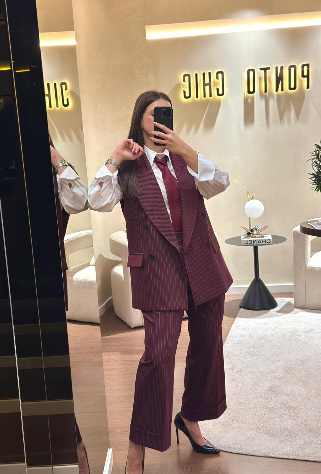 WhatsApp Image 2025-10-29 at 19.21.03 CALÇAS VINHO COM RISCA DIPLOMÁTICA GAËLLE - Image 1