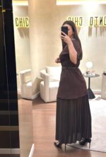 VESTIDO CASTANHO COM CINTO E SAIA PLISSADA IMPERIAL - Image 4