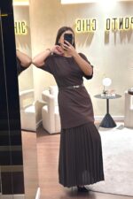 VESTIDO CASTANHO COM CINTO E SAIA PLISSADA IMPERIAL - Image 2