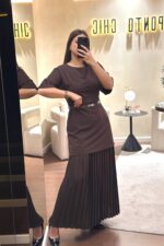 VESTIDO CASTANHO COM CINTO E SAIA PLISSADA IMPERIAL