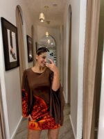 VESTIDO VELUDO CASTANHO COM ESTAMPA ARTÍSTICA SAHOCO