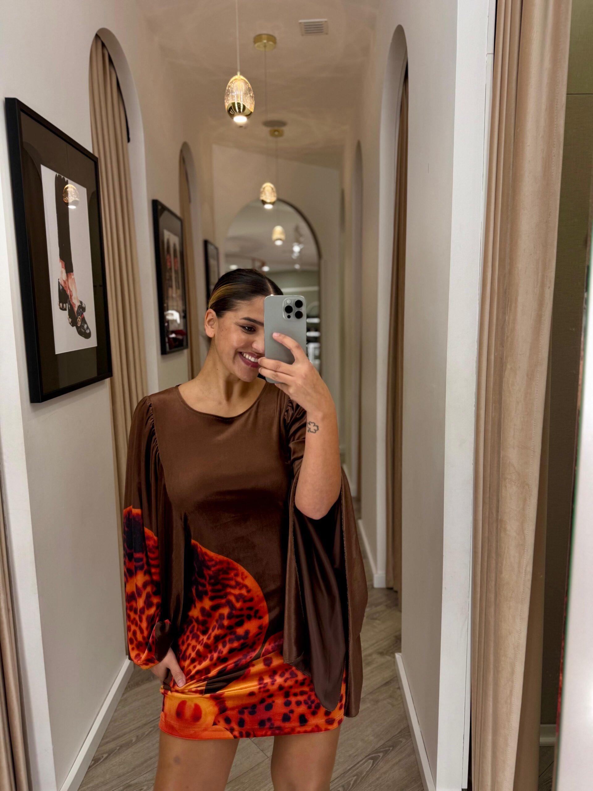 WhatsApp Image 2025-11-01 at 10.17.39 VESTIDO VELUDO CASTANHO COM ESTAMPA ARTÍSTICA SAHOCO - Image 1