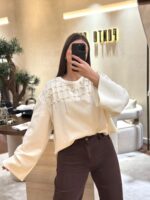 SWEATSHIRT BEGE COM APLICAÇÃO DE PÉROLAS LANÇA PERFUME