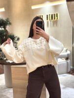 SWEATSHIRT BEGE COM APLICAÇÃO DE PÉROLAS LANÇA PERFUME - Image 3