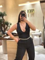 BODY PRETO COM PORMENOR PRATEADO NO DECOTE RINASCIMENTO