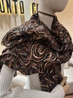 LENÇO CASTANHO ESCURO COM BRILHO DOURADO PONTO CHIC - Image 2