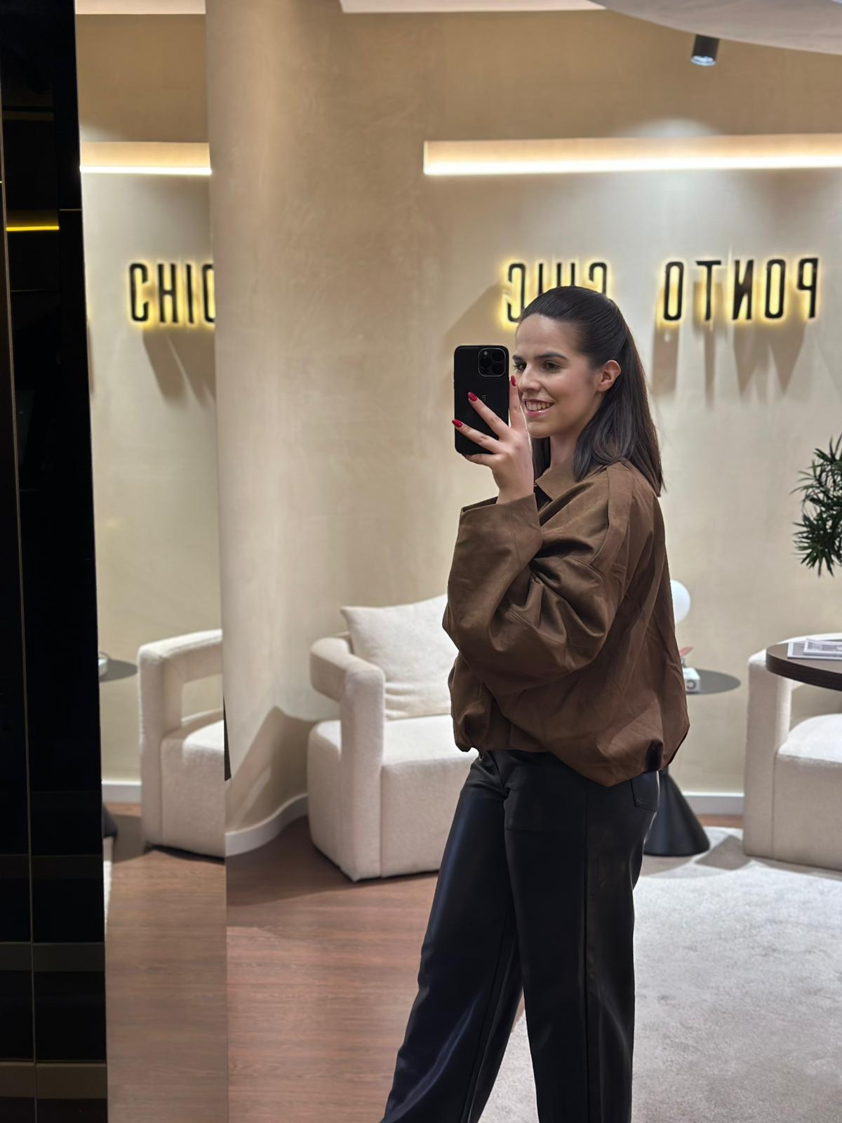 a0614e57-cdf5-4acd-a590-aba94e9e3e92 CASACO CAMEL EM CAMURÇA SINTÉTICA PONTO CHIC - Image 4