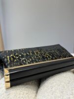 MALA CLUTCH PRETA COM DETALHE DOURADO PONTO CHIC - Image 3