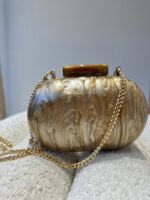 CLUTCH DOURADA EFEITO MADREPÉROLA PONTO CHIC