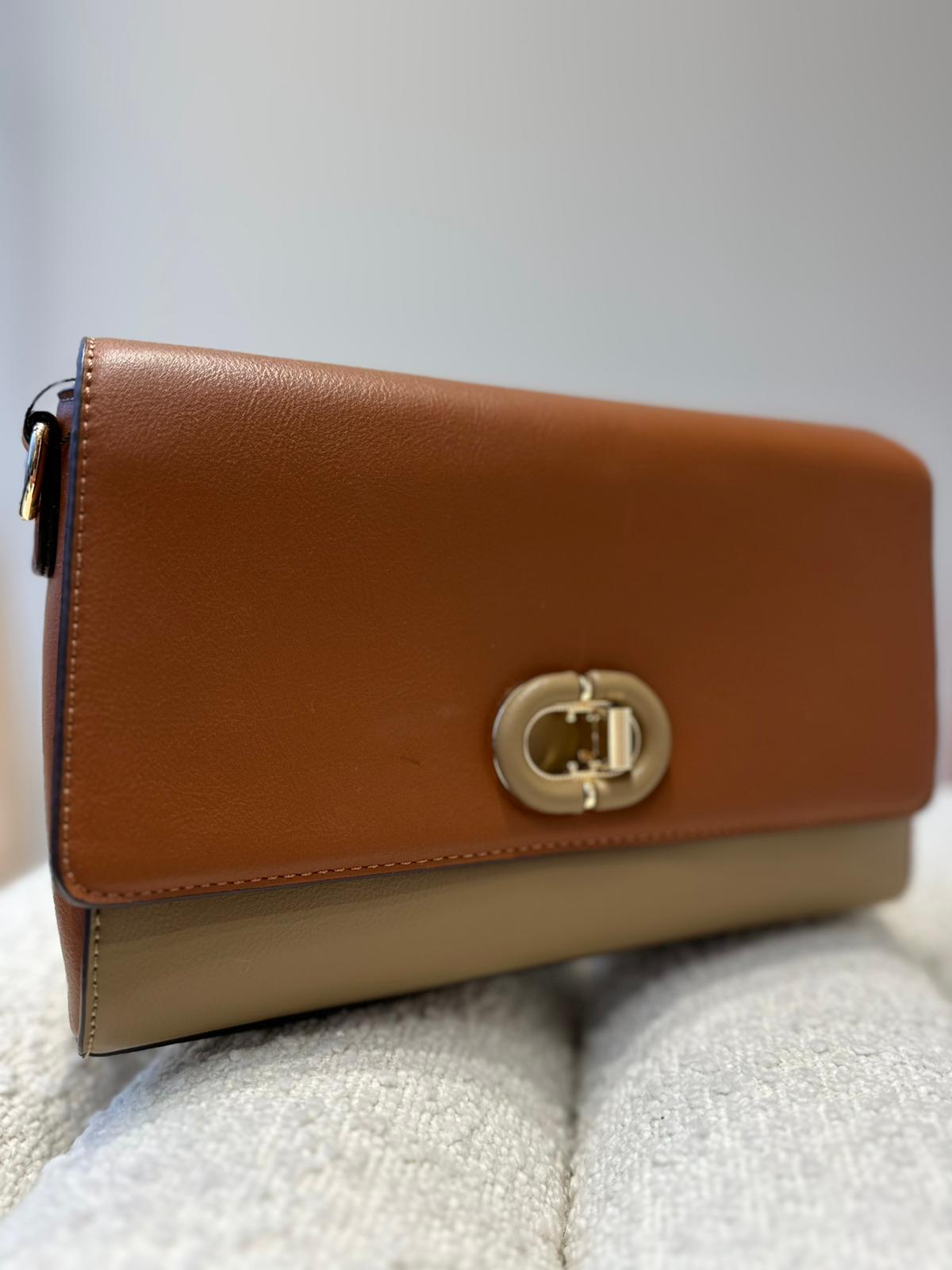 d7a56bb3-cea7-45f6-b144-b9fee6d47477 MALA CASTANHA E BEGE COM FECHO DOURADO PONTO CHIC - Image 1