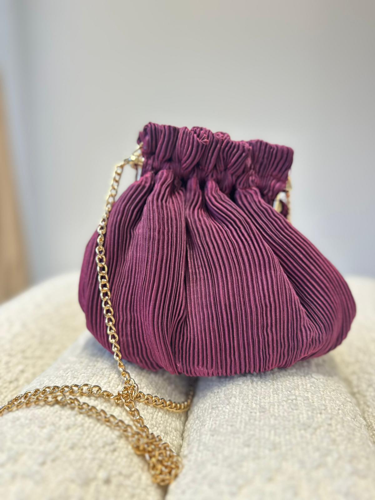 e0f9e081-f89f-4edc-be1e-0cf1d062d4fd MALA BORDÔ EM PLISSADO COM CORRENTE PONTO CHIC - Image 1