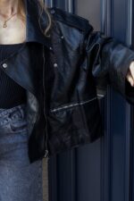 CASACO OVERSIZED EM ECOPELE PRETO PONTO CHIC - Image 6
