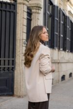 BLAZER BEGE CURTO COM MANGA FRANZIDA IMPERIAL - Image 3