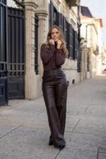 CALÇA CASTANHA EM ECOPELE PONTO CHIC