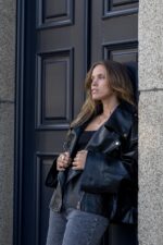 CASACO OVERSIZED EM ECOPELE PRETO PONTO CHIC - Image 3