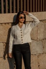 CASACO BEGE COM FRANJAS E BOTÃO DOURADO PONTO CHIC