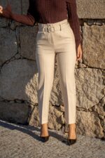 CALÇA BEGE COM CINTO PONTO CHIC - Image 3