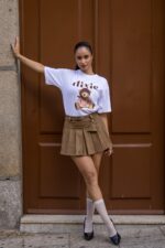 SAIA PLISSADA EM CAMURÇA CAMEL PONTO CHIC - Image 2