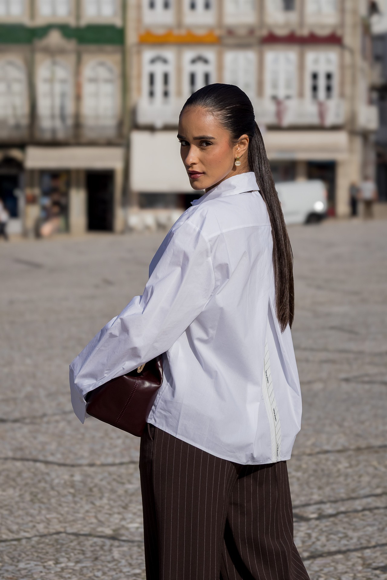 galleries_b2857c2d-e7bd-4240-b767-6eabd823f797_1ca02913-2da9-48c3-a479-d68a469625d0_v2__thumb_l CAMISA BRANCA COM DETALHE NAS COSTAS IMPERIAL - Image 1